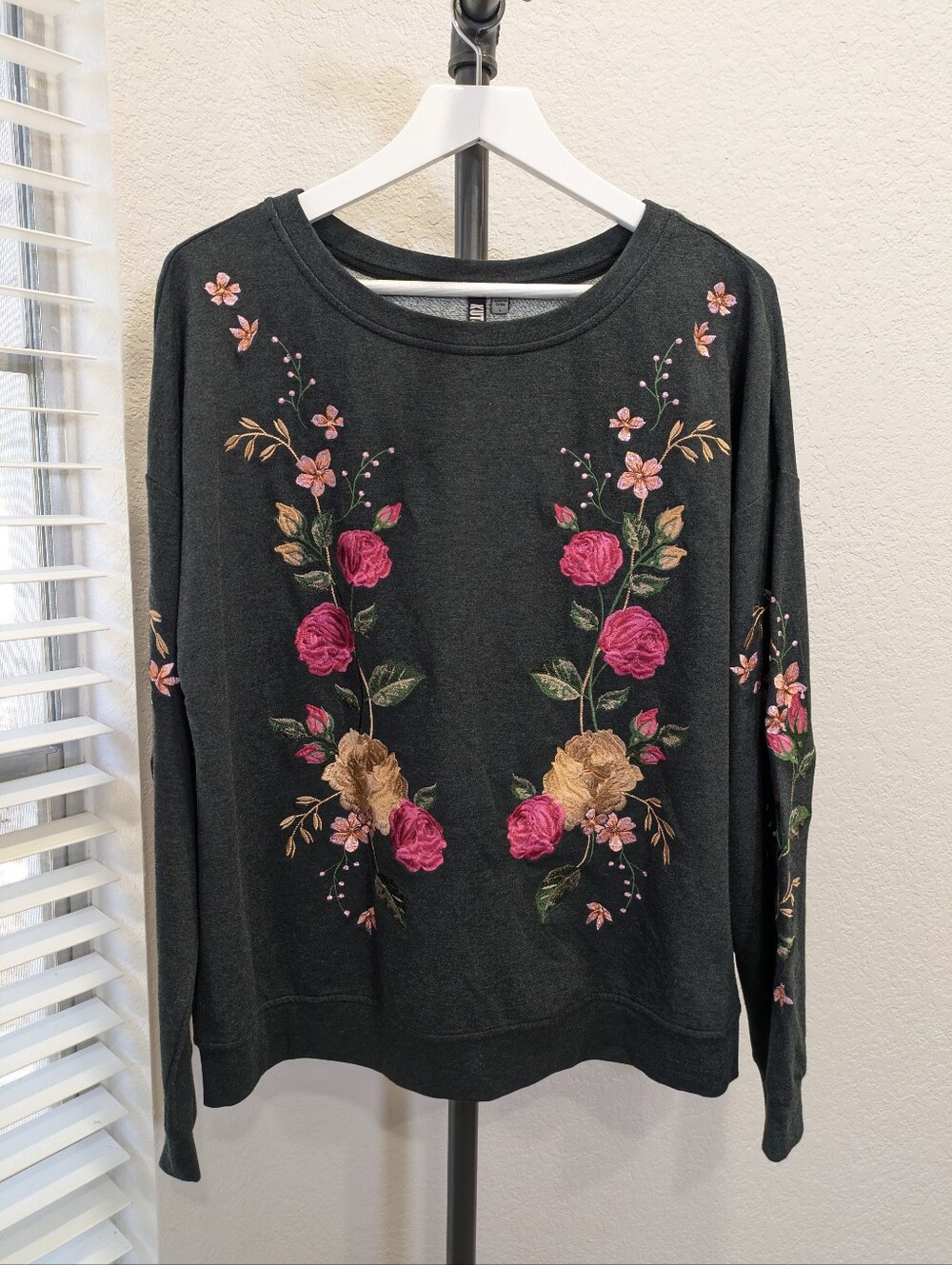NEW KUT from the Kloth Sweatshirt Large Dark Gray Floral Embroidered Long Sleeve - Picture 2 of 8